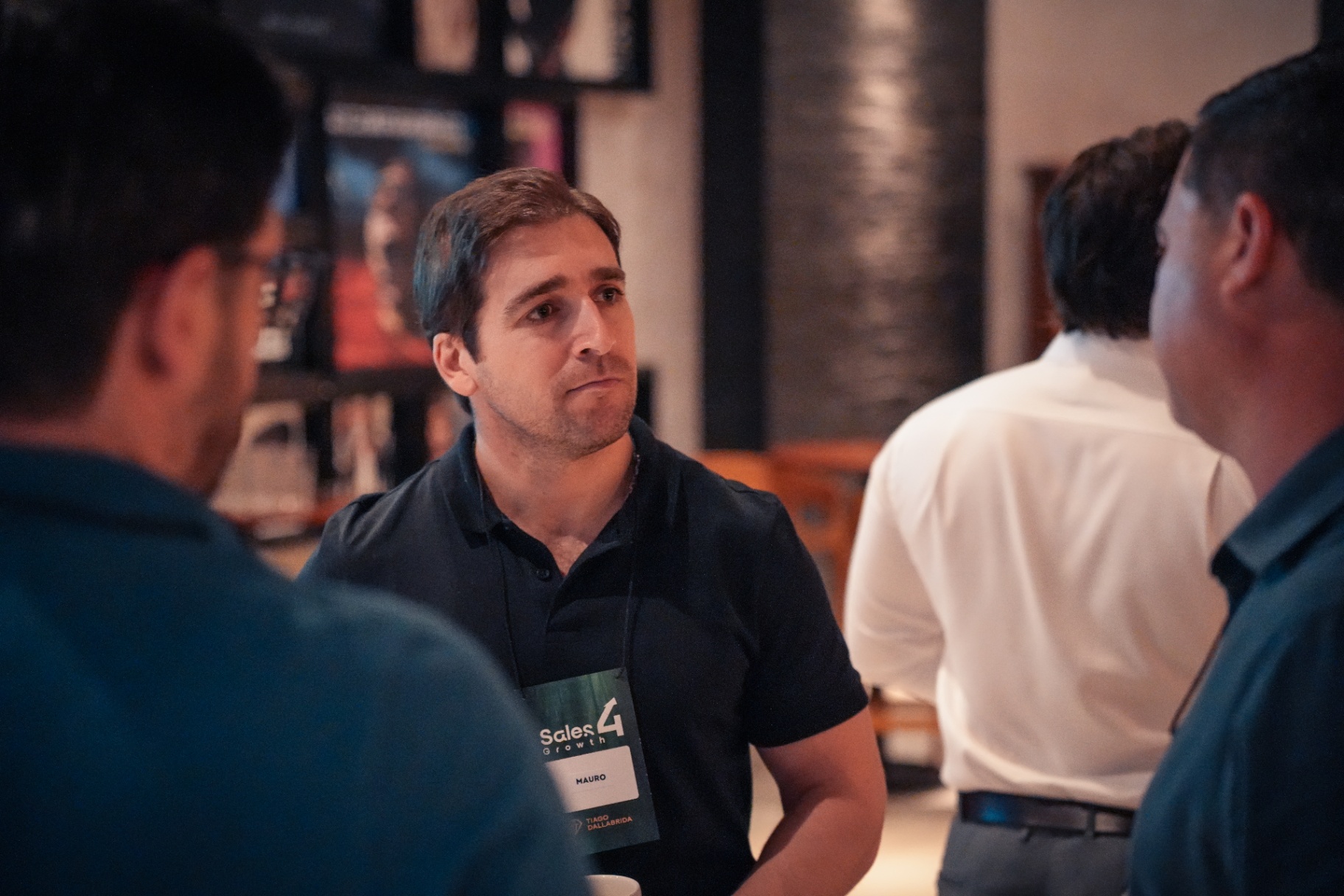 Participante da imersão Sales4 Growth em conversa com outros founders.